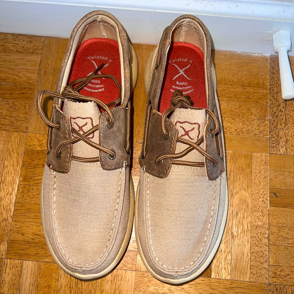 BRAND NEW, NEVER BEEN WORN- Twisted X womens shoes